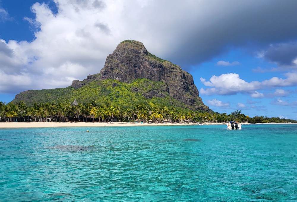 Optionale Wandermöglichkeit auf den Le Morne Brabant mi Aussicht auf den ,,Unterwasser-Wasserfall''